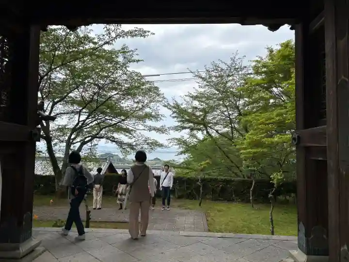 西教寺の{uncategorized: "未分類", other: "その他", undefined: "問題あり", building: "その他建物", grave: "お墓", sacred_gate: "鳥居", guardian: "狛犬", statue: "像", buddha: "仏像", history: "歴史", nature: "自然", garden: "庭園", animal: "動物", pagoda: "塔", temizu: "手水舎", mountain_gate: "山門・神門", sanctuary: "本殿・本堂", subordinate: "末社・摂社", art: "芸術", scenery: "景色", jizo: "地蔵", ema: "絵馬", goshuin: "御朱印", omikuji: "おみくじ", items: "授与品その他", amulet: "お守り", goshuincho: "御朱印帳", eats: "食事", festival: "お祭り", votive_dance: "神楽", shichigosan: "七五三参", wedding: "結婚式", experience: "体験その他", initially: "初詣", around: "周辺", anti_infection: "感染症対策"}
