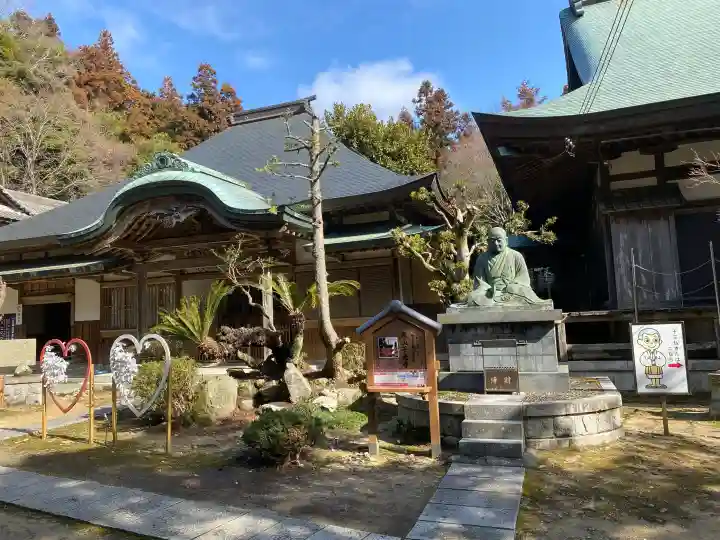 千光寺の{uncategorized: "未分類", other: "その他", undefined: "問題あり", building: "その他建物", grave: "お墓", sacred_gate: "鳥居", guardian: "狛犬", statue: "像", buddha: "仏像", history: "歴史", nature: "自然", garden: "庭園", animal: "動物", pagoda: "塔", temizu: "手水舎", mountain_gate: "山門・神門", sanctuary: "本殿・本堂", subordinate: "末社・摂社", art: "芸術", scenery: "景色", jizo: "地蔵", ema: "絵馬", goshuin: "御朱印", omikuji: "おみくじ", items: "授与品その他", amulet: "お守り", goshuincho: "御朱印帳", eats: "食事", festival: "お祭り", votive_dance: "神楽", shichigosan: "七五三参", wedding: "結婚式", experience: "体験その他", initially: "初詣", around: "周辺", anti_infection: "感染症対策"}