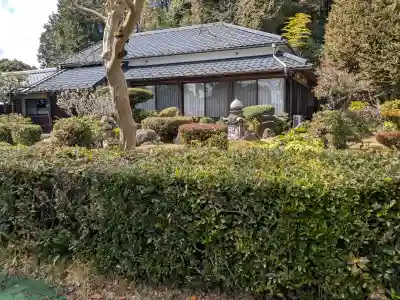 伊勢廻寺の{uncategorized: "未分類", other: "その他", undefined: "問題あり", building: "その他建物", grave: "お墓", sacred_gate: "鳥居", guardian: "狛犬", statue: "像", buddha: "仏像", history: "歴史", nature: "自然", garden: "庭園", animal: "動物", pagoda: "塔", temizu: "手水舎", mountain_gate: "山門・神門", sanctuary: "本殿・本堂", subordinate: "末社・摂社", art: "芸術", scenery: "景色", jizo: "地蔵", ema: "絵馬", goshuin: "御朱印", omikuji: "おみくじ", items: "授与品その他", amulet: "お守り", goshuincho: "御朱印帳", eats: "食事", festival: "お祭り", votive_dance: "神楽", shichigosan: "七五三参", wedding: "結婚式", experience: "体験その他", initially: "初詣", around: "周辺", anti_infection: "感染症対策"}