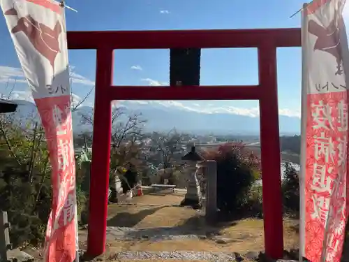 差出磯大嶽山神社 仕事と健康と厄よけの神さまの鳥居