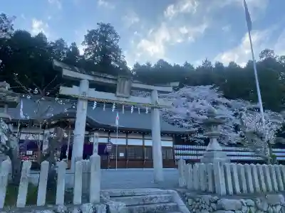 意賀美神社の{uncategorized: "未分類", other: "その他", undefined: "問題あり", building: "その他建物", grave: "お墓", sacred_gate: "鳥居", guardian: "狛犬", statue: "像", buddha: "仏像", history: "歴史", nature: "自然", garden: "庭園", animal: "動物", pagoda: "塔", temizu: "手水舎", mountain_gate: "山門・神門", sanctuary: "本殿・本堂", subordinate: "末社・摂社", art: "芸術", scenery: "景色", jizo: "地蔵", ema: "絵馬", goshuin: "御朱印", omikuji: "おみくじ", items: "授与品その他", amulet: "お守り", goshuincho: "御朱印帳", eats: "食事", festival: "お祭り", votive_dance: "神楽", shichigosan: "七五三参", wedding: "結婚式", experience: "体験その他", initially: "初詣", around: "周辺", anti_infection: "感染症対策"}