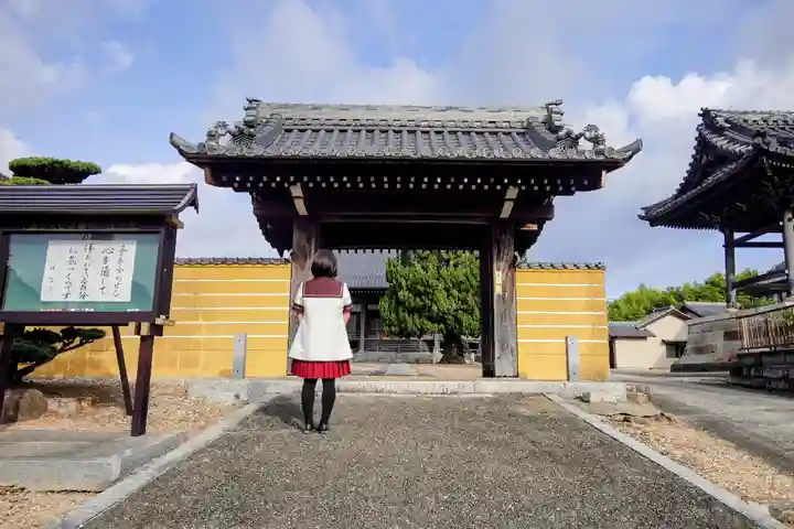 蓮念寺の山門・神門