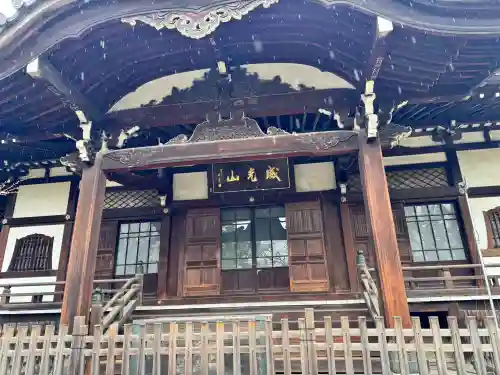 法明寺の{uncategorized: "未分類", other: "その他", undefined: "問題あり", building: "その他建物", grave: "お墓", sacred_gate: "鳥居", guardian: "狛犬", statue: "像", buddha: "仏像", history: "歴史", nature: "自然", garden: "庭園", animal: "動物", pagoda: "塔", temizu: "手水舎", mountain_gate: "山門・神門", sanctuary: "本殿・本堂", subordinate: "末社・摂社", art: "芸術", scenery: "景色", jizo: "地蔵", ema: "絵馬", goshuin: "御朱印", omikuji: "おみくじ", items: "授与品その他", amulet: "お守り", goshuincho: "御朱印帳", eats: "食事", festival: "お祭り", votive_dance: "神楽", shichigosan: "七五三参", wedding: "結婚式", experience: "体験その他", initially: "初詣", around: "周辺", anti_infection: "感染症対策"}