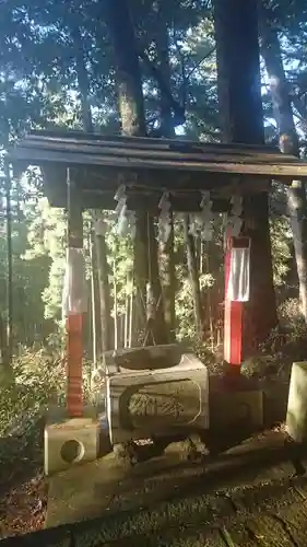 菅東山出世稲荷神社の手水舎