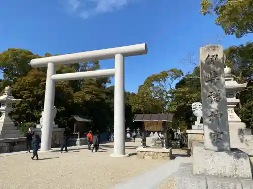 伊弉諾神宮の{uncategorized: "未分類", other: "その他", undefined: "問題あり", building: "その他建物", grave: "お墓", sacred_gate: "鳥居", guardian: "狛犬", statue: "像", buddha: "仏像", history: "歴史", nature: "自然", garden: "庭園", animal: "動物", pagoda: "塔", temizu: "手水舎", mountain_gate: "山門・神門", sanctuary: "本殿・本堂", subordinate: "末社・摂社", art: "芸術", scenery: "景色", jizo: "地蔵", ema: "絵馬", goshuin: "御朱印", omikuji: "おみくじ", items: "授与品その他", amulet: "お守り", goshuincho: "御朱印帳", eats: "食事", festival: "お祭り", votive_dance: "神楽", shichigosan: "七五三参", wedding: "結婚式", experience: "体験その他", initially: "初詣", around: "周辺", anti_infection: "感染症対策"}