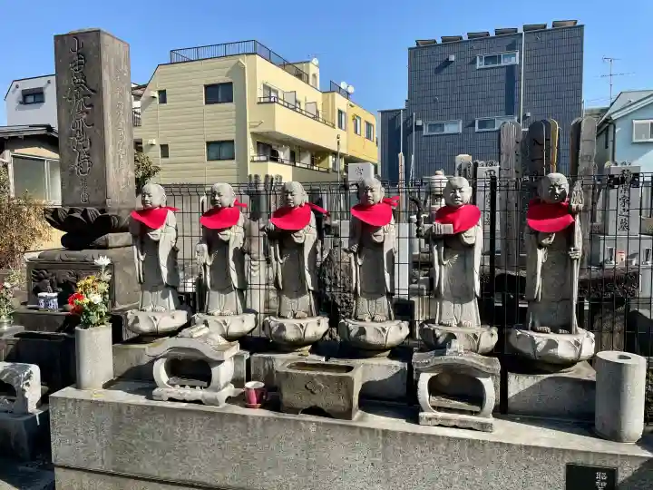 雪峰院の{uncategorized: "未分類", other: "その他", undefined: "問題あり", building: "その他建物", grave: "お墓", sacred_gate: "鳥居", guardian: "狛犬", statue: "像", buddha: "仏像", history: "歴史", nature: "自然", garden: "庭園", animal: "動物", pagoda: "塔", temizu: "手水舎", mountain_gate: "山門・神門", sanctuary: "本殿・本堂", subordinate: "末社・摂社", art: "芸術", scenery: "景色", jizo: "地蔵", ema: "絵馬", goshuin: "御朱印", omikuji: "おみくじ", items: "授与品その他", amulet: "お守り", goshuincho: "御朱印帳", eats: "食事", festival: "お祭り", votive_dance: "神楽", shichigosan: "七五三参", wedding: "結婚式", experience: "体験その他", initially: "初詣", around: "周辺", anti_infection: "感染症対策"}