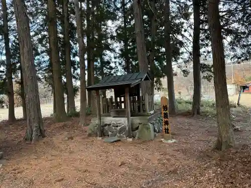 諏訪神社の{uncategorized: "未分類", other: "その他", undefined: "問題あり", building: "その他建物", grave: "お墓", sacred_gate: "鳥居", guardian: "狛犬", statue: "像", buddha: "仏像", history: "歴史", nature: "自然", garden: "庭園", animal: "動物", pagoda: "塔", temizu: "手水舎", mountain_gate: "山門・神門", sanctuary: "本殿・本堂", subordinate: "末社・摂社", art: "芸術", scenery: "景色", jizo: "地蔵", ema: "絵馬", goshuin: "御朱印", omikuji: "おみくじ", items: "授与品その他", amulet: "お守り", goshuincho: "御朱印帳", eats: "食事", festival: "お祭り", votive_dance: "神楽", shichigosan: "七五三参", wedding: "結婚式", experience: "体験その他", initially: "初詣", around: "周辺", anti_infection: "感染症対策"}