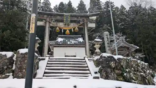 八幡神社（西浅井町小山）の{uncategorized: "未分類", other: "その他", undefined: "問題あり", building: "その他建物", grave: "お墓", sacred_gate: "鳥居", guardian: "狛犬", statue: "像", buddha: "仏像", history: "歴史", nature: "自然", garden: "庭園", animal: "動物", pagoda: "塔", temizu: "手水舎", mountain_gate: "山門・神門", sanctuary: "本殿・本堂", subordinate: "末社・摂社", art: "芸術", scenery: "景色", jizo: "地蔵", ema: "絵馬", goshuin: "御朱印", omikuji: "おみくじ", items: "授与品その他", amulet: "お守り", goshuincho: "御朱印帳", eats: "食事", festival: "お祭り", votive_dance: "神楽", shichigosan: "七五三参", wedding: "結婚式", experience: "体験その他", initially: "初詣", around: "周辺", anti_infection: "感染症対策"}