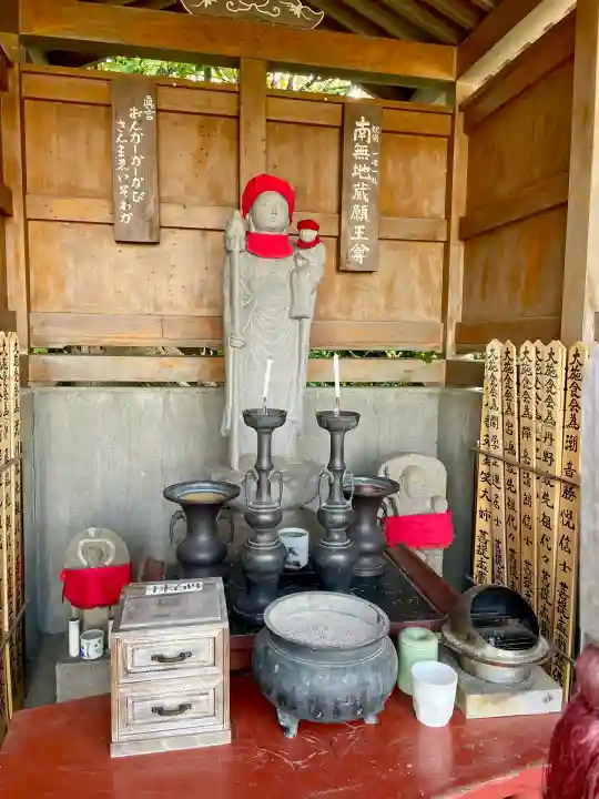萬藏寺の{uncategorized: "未分類", other: "その他", undefined: "問題あり", building: "その他建物", grave: "お墓", sacred_gate: "鳥居", guardian: "狛犬", statue: "像", buddha: "仏像", history: "歴史", nature: "自然", garden: "庭園", animal: "動物", pagoda: "塔", temizu: "手水舎", mountain_gate: "山門・神門", sanctuary: "本殿・本堂", subordinate: "末社・摂社", art: "芸術", scenery: "景色", jizo: "地蔵", ema: "絵馬", goshuin: "御朱印", omikuji: "おみくじ", items: "授与品その他", amulet: "お守り", goshuincho: "御朱印帳", eats: "食事", festival: "お祭り", votive_dance: "神楽", shichigosan: "七五三参", wedding: "結婚式", experience: "体験その他", initially: "初詣", around: "周辺", anti_infection: "感染症対策"}
