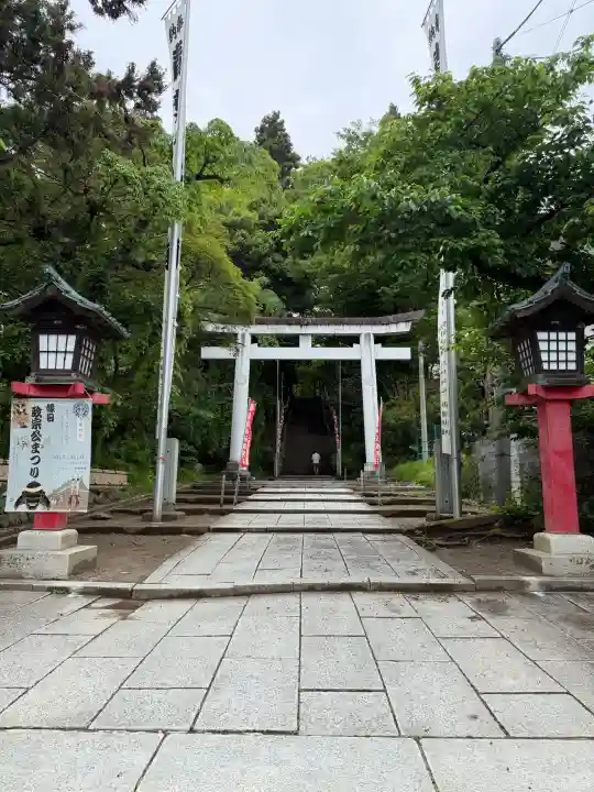 青葉神社の{uncategorized: "未分類", other: "その他", undefined: "問題あり", building: "その他建物", grave: "お墓", sacred_gate: "鳥居", guardian: "狛犬", statue: "像", buddha: "仏像", history: "歴史", nature: "自然", garden: "庭園", animal: "動物", pagoda: "塔", temizu: "手水舎", mountain_gate: "山門・神門", sanctuary: "本殿・本堂", subordinate: "末社・摂社", art: "芸術", scenery: "景色", jizo: "地蔵", ema: "絵馬", goshuin: "御朱印", omikuji: "おみくじ", items: "授与品その他", amulet: "お守り", goshuincho: "御朱印帳", eats: "食事", festival: "お祭り", votive_dance: "神楽", shichigosan: "七五三参", wedding: "結婚式", experience: "体験その他", initially: "初詣", around: "周辺", anti_infection: "感染症対策"}