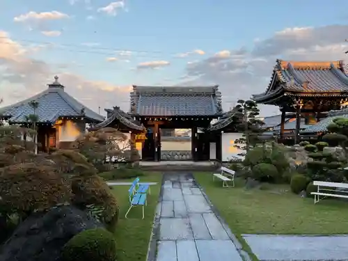 河野西入坊の山門