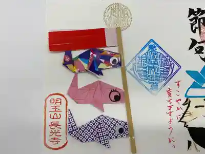 奉納していただいた折り紙を貼り付けます。
直接貼り付け、直書きもできます。