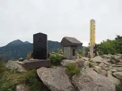 雨飾山北峰の石仏のその他建物