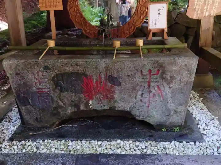 大嶽山那賀都神社の手水舎