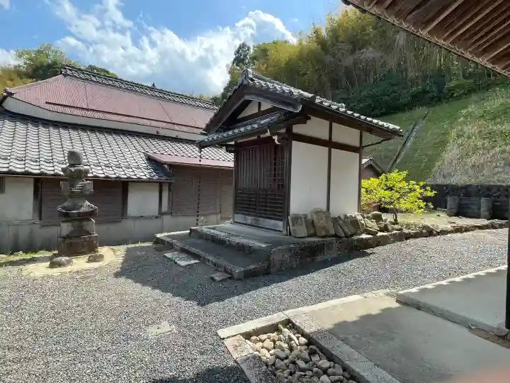 盛願寺の{uncategorized: "未分類", other: "その他", undefined: "問題あり", building: "その他建物", grave: "お墓", sacred_gate: "鳥居", guardian: "狛犬", statue: "像", buddha: "仏像", history: "歴史", nature: "自然", garden: "庭園", animal: "動物", pagoda: "塔", temizu: "手水舎", mountain_gate: "山門・神門", sanctuary: "本殿・本堂", subordinate: "末社・摂社", art: "芸術", scenery: "景色", jizo: "地蔵", ema: "絵馬", goshuin: "御朱印", omikuji: "おみくじ", items: "授与品その他", amulet: "お守り", goshuincho: "御朱印帳", eats: "食事", festival: "お祭り", votive_dance: "神楽", shichigosan: "七五三参", wedding: "結婚式", experience: "体験その他", initially: "初詣", around: "周辺", anti_infection: "感染症対策"}