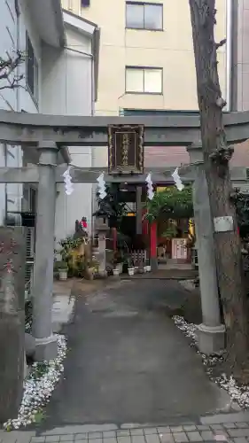 讃岐小白稲荷神社の{uncategorized: "未分類", other: "その他", undefined: "問題あり", building: "その他建物", grave: "お墓", sacred_gate: "鳥居", guardian: "狛犬", statue: "像", buddha: "仏像", history: "歴史", nature: "自然", garden: "庭園", animal: "動物", pagoda: "塔", temizu: "手水舎", mountain_gate: "山門・神門", sanctuary: "本殿・本堂", subordinate: "末社・摂社", art: "芸術", scenery: "景色", jizo: "地蔵", ema: "絵馬", goshuin: "御朱印", omikuji: "おみくじ", items: "授与品その他", amulet: "お守り", goshuincho: "御朱印帳", eats: "食事", festival: "お祭り", votive_dance: "神楽", shichigosan: "七五三参", wedding: "結婚式", experience: "体験その他", initially: "初詣", around: "周辺", anti_infection: "感染症対策"}