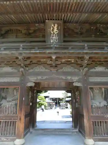 西林寺の山門