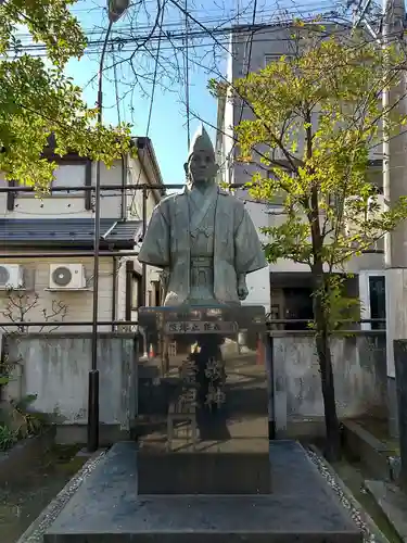 須賀神社の像
