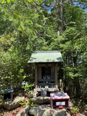 竜王山の小さな祠(岡山県)