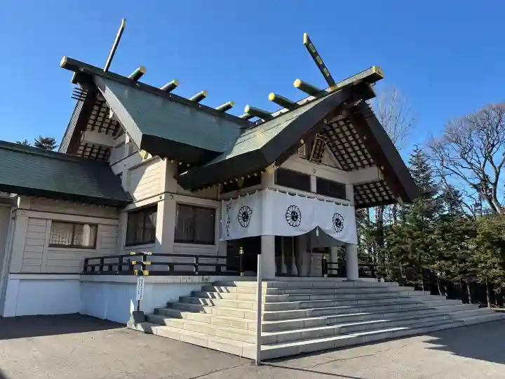 篠路神社の{uncategorized: "未分類", other: "その他", undefined: "問題あり", building: "その他建物", grave: "お墓", sacred_gate: "鳥居", guardian: "狛犬", statue: "像", buddha: "仏像", history: "歴史", nature: "自然", garden: "庭園", animal: "動物", pagoda: "塔", temizu: "手水舎", mountain_gate: "山門・神門", sanctuary: "本殿・本堂", subordinate: "末社・摂社", art: "芸術", scenery: "景色", jizo: "地蔵", ema: "絵馬", goshuin: "御朱印", omikuji: "おみくじ", items: "授与品その他", amulet: "お守り", goshuincho: "御朱印帳", eats: "食事", festival: "お祭り", votive_dance: "神楽", shichigosan: "七五三参", wedding: "結婚式", experience: "体験その他", initially: "初詣", around: "周辺", anti_infection: "感染症対策"}