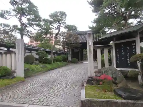 東秀院の山門