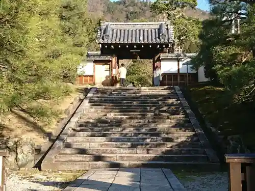 霊鑑寺門跡の山門