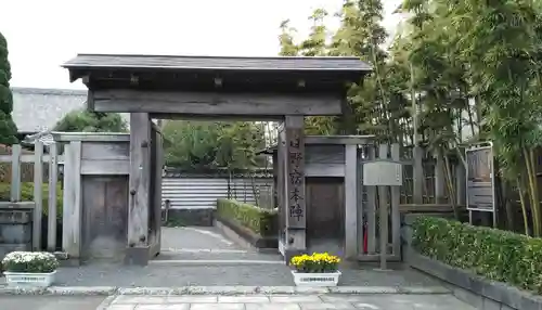 日野八坂神社の山門・神門