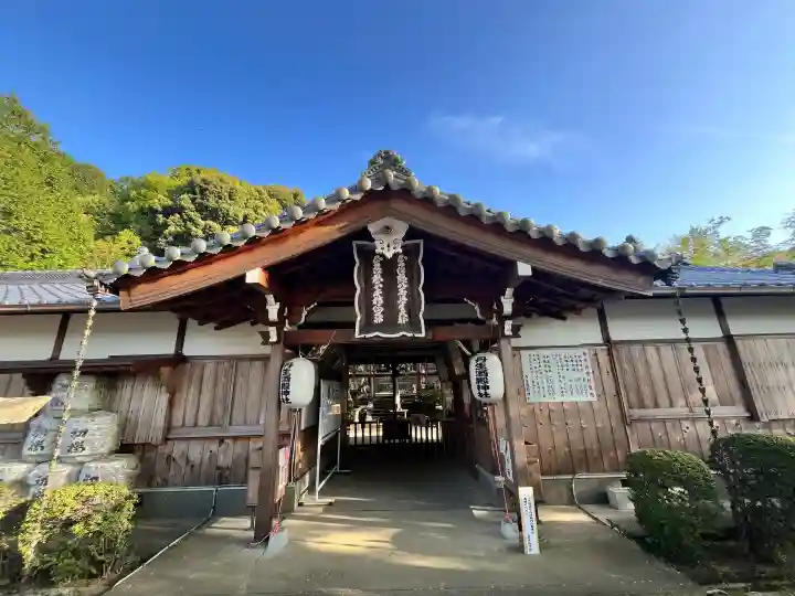 丹生酒殿神社の{uncategorized: "未分類", other: "その他", undefined: "問題あり", building: "その他建物", grave: "お墓", sacred_gate: "鳥居", guardian: "狛犬", statue: "像", buddha: "仏像", history: "歴史", nature: "自然", garden: "庭園", animal: "動物", pagoda: "塔", temizu: "手水舎", mountain_gate: "山門・神門", sanctuary: "本殿・本堂", subordinate: "末社・摂社", art: "芸術", scenery: "景色", jizo: "地蔵", ema: "絵馬", goshuin: "御朱印", omikuji: "おみくじ", items: "授与品その他", amulet: "お守り", goshuincho: "御朱印帳", eats: "食事", festival: "お祭り", votive_dance: "神楽", shichigosan: "七五三参", wedding: "結婚式", experience: "体験その他", initially: "初詣", around: "周辺", anti_infection: "感染症対策"}