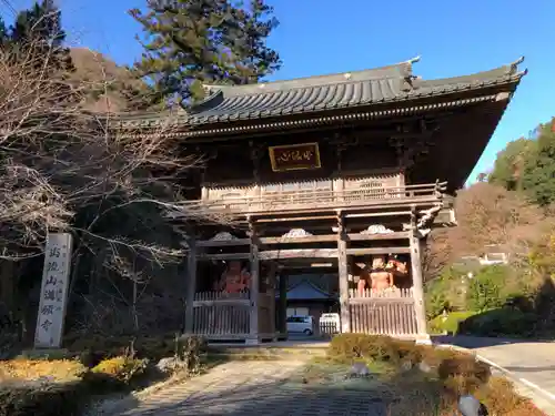 出流山満願寺の山門