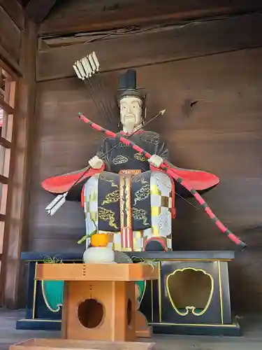 艮神社の像