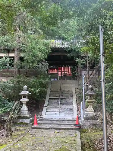 信達神社の山門