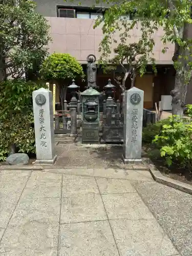 大光院の{uncategorized: "未分類", other: "その他", undefined: "問題あり", building: "その他建物", grave: "お墓", sacred_gate: "鳥居", guardian: "狛犬", statue: "像", buddha: "仏像", history: "歴史", nature: "自然", garden: "庭園", animal: "動物", pagoda: "塔", temizu: "手水舎", mountain_gate: "山門・神門", sanctuary: "本殿・本堂", subordinate: "末社・摂社", art: "芸術", scenery: "景色", jizo: "地蔵", ema: "絵馬", goshuin: "御朱印", omikuji: "おみくじ", items: "授与品その他", amulet: "お守り", goshuincho: "御朱印帳", eats: "食事", festival: "お祭り", votive_dance: "神楽", shichigosan: "七五三参", wedding: "結婚式", experience: "体験その他", initially: "初詣", around: "周辺", anti_infection: "感染症対策"}