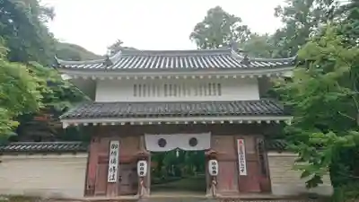 目の霊山　油山寺の山門・神門