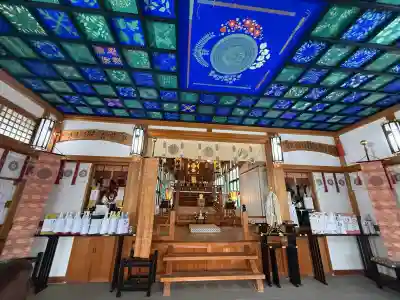 水堂須佐男神社の{uncategorized: "未分類", other: "その他", undefined: "問題あり", building: "その他建物", grave: "お墓", sacred_gate: "鳥居", guardian: "狛犬", statue: "像", buddha: "仏像", history: "歴史", nature: "自然", garden: "庭園", animal: "動物", pagoda: "塔", temizu: "手水舎", mountain_gate: "山門・神門", sanctuary: "本殿・本堂", subordinate: "末社・摂社", art: "芸術", scenery: "景色", jizo: "地蔵", ema: "絵馬", goshuin: "御朱印", omikuji: "おみくじ", items: "授与品その他", amulet: "お守り", goshuincho: "御朱印帳", eats: "食事", festival: "お祭り", votive_dance: "神楽", shichigosan: "七五三参", wedding: "結婚式", experience: "体験その他", initially: "初詣", around: "周辺", anti_infection: "感染症対策"}