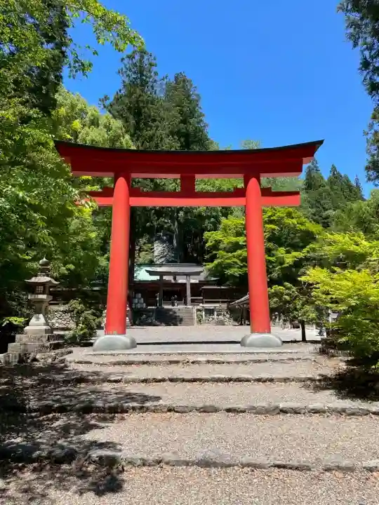 丹生川上神社(下社)の{uncategorized: "未分類", other: "その他", undefined: "問題あり", building: "その他建物", grave: "お墓", sacred_gate: "鳥居", guardian: "狛犬", statue: "像", buddha: "仏像", history: "歴史", nature: "自然", garden: "庭園", animal: "動物", pagoda: "塔", temizu: "手水舎", mountain_gate: "山門・神門", sanctuary: "本殿・本堂", subordinate: "末社・摂社", art: "芸術", scenery: "景色", jizo: "地蔵", ema: "絵馬", goshuin: "御朱印", omikuji: "おみくじ", items: "授与品その他", amulet: "お守り", goshuincho: "御朱印帳", eats: "食事", festival: "お祭り", votive_dance: "神楽", shichigosan: "七五三参", wedding: "結婚式", experience: "体験その他", initially: "初詣", around: "周辺", anti_infection: "感染症対策"}