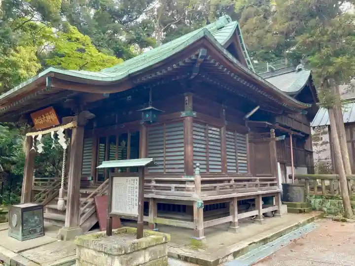 諏訪大神社の{uncategorized: "未分類", other: "その他", undefined: "問題あり", building: "その他建物", grave: "お墓", sacred_gate: "鳥居", guardian: "狛犬", statue: "像", buddha: "仏像", history: "歴史", nature: "自然", garden: "庭園", animal: "動物", pagoda: "塔", temizu: "手水舎", mountain_gate: "山門・神門", sanctuary: "本殿・本堂", subordinate: "末社・摂社", art: "芸術", scenery: "景色", jizo: "地蔵", ema: "絵馬", goshuin: "御朱印", omikuji: "おみくじ", items: "授与品その他", amulet: "お守り", goshuincho: "御朱印帳", eats: "食事", festival: "お祭り", votive_dance: "神楽", shichigosan: "七五三参", wedding: "結婚式", experience: "体験その他", initially: "初詣", around: "周辺", anti_infection: "感染症対策"}