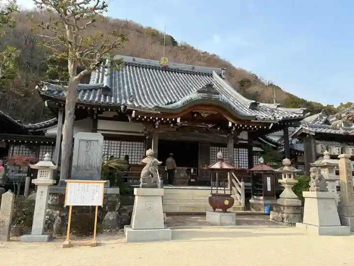 神咒寺の{uncategorized: "未分類", other: "その他", undefined: "問題あり", building: "その他建物", grave: "お墓", sacred_gate: "鳥居", guardian: "狛犬", statue: "像", buddha: "仏像", history: "歴史", nature: "自然", garden: "庭園", animal: "動物", pagoda: "塔", temizu: "手水舎", mountain_gate: "山門・神門", sanctuary: "本殿・本堂", subordinate: "末社・摂社", art: "芸術", scenery: "景色", jizo: "地蔵", ema: "絵馬", goshuin: "御朱印", omikuji: "おみくじ", items: "授与品その他", amulet: "お守り", goshuincho: "御朱印帳", eats: "食事", festival: "お祭り", votive_dance: "神楽", shichigosan: "七五三参", wedding: "結婚式", experience: "体験その他", initially: "初詣", around: "周辺", anti_infection: "感染症対策"}