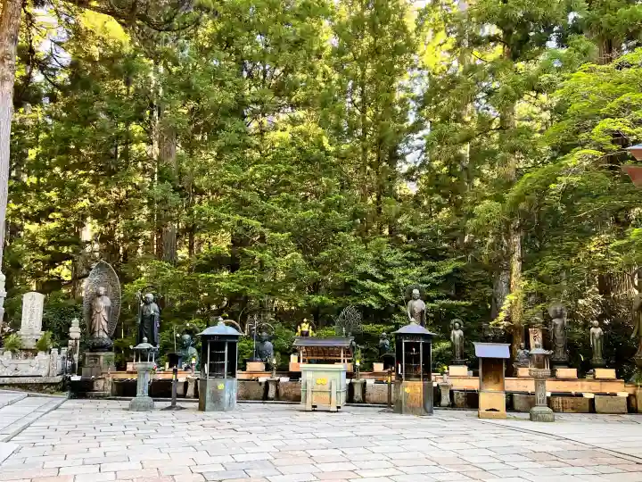 高野山金剛峯寺奥の院の{uncategorized: "未分類", other: "その他", undefined: "問題あり", building: "その他建物", grave: "お墓", sacred_gate: "鳥居", guardian: "狛犬", statue: "像", buddha: "仏像", history: "歴史", nature: "自然", garden: "庭園", animal: "動物", pagoda: "塔", temizu: "手水舎", mountain_gate: "山門・神門", sanctuary: "本殿・本堂", subordinate: "末社・摂社", art: "芸術", scenery: "景色", jizo: "地蔵", ema: "絵馬", goshuin: "御朱印", omikuji: "おみくじ", items: "授与品その他", amulet: "お守り", goshuincho: "御朱印帳", eats: "食事", festival: "お祭り", votive_dance: "神楽", shichigosan: "七五三参", wedding: "結婚式", experience: "体験その他", initially: "初詣", around: "周辺", anti_infection: "感染症対策"}
