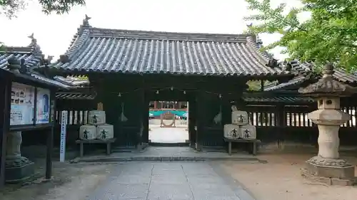 白鳥神社の山門