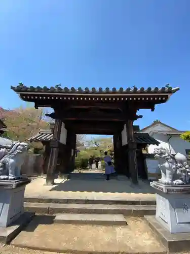 橘寺の山門