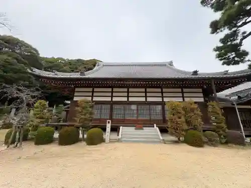 華蔵寺の{uncategorized: "未分類", other: "その他", undefined: "問題あり", building: "その他建物", grave: "お墓", sacred_gate: "鳥居", guardian: "狛犬", statue: "像", buddha: "仏像", history: "歴史", nature: "自然", garden: "庭園", animal: "動物", pagoda: "塔", temizu: "手水舎", mountain_gate: "山門・神門", sanctuary: "本殿・本堂", subordinate: "末社・摂社", art: "芸術", scenery: "景色", jizo: "地蔵", ema: "絵馬", goshuin: "御朱印", omikuji: "おみくじ", items: "授与品その他", amulet: "お守り", goshuincho: "御朱印帳", eats: "食事", festival: "お祭り", votive_dance: "神楽", shichigosan: "七五三参", wedding: "結婚式", experience: "体験その他", initially: "初詣", around: "周辺", anti_infection: "感染症対策"}