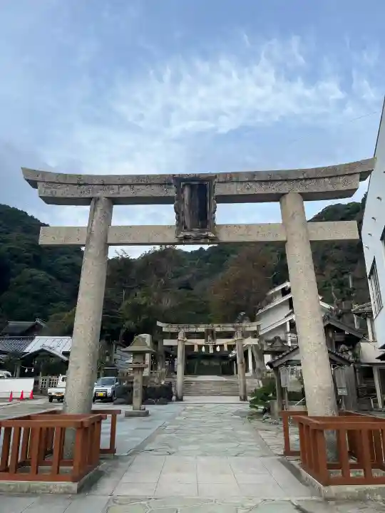 美保神社の{uncategorized: "未分類", other: "その他", undefined: "問題あり", building: "その他建物", grave: "お墓", sacred_gate: "鳥居", guardian: "狛犬", statue: "像", buddha: "仏像", history: "歴史", nature: "自然", garden: "庭園", animal: "動物", pagoda: "塔", temizu: "手水舎", mountain_gate: "山門・神門", sanctuary: "本殿・本堂", subordinate: "末社・摂社", art: "芸術", scenery: "景色", jizo: "地蔵", ema: "絵馬", goshuin: "御朱印", omikuji: "おみくじ", items: "授与品その他", amulet: "お守り", goshuincho: "御朱印帳", eats: "食事", festival: "お祭り", votive_dance: "神楽", shichigosan: "七五三参", wedding: "結婚式", experience: "体験その他", initially: "初詣", around: "周辺", anti_infection: "感染症対策"}