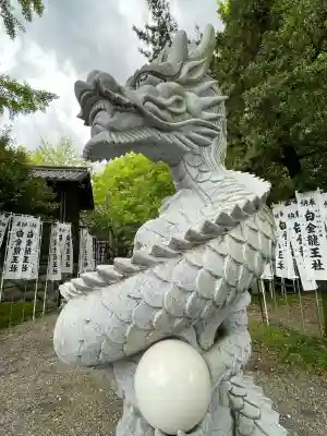 白金龍王社の{uncategorized: "未分類", other: "その他", undefined: "問題あり", building: "その他建物", grave: "お墓", sacred_gate: "鳥居", guardian: "狛犬", statue: "像", buddha: "仏像", history: "歴史", nature: "自然", garden: "庭園", animal: "動物", pagoda: "塔", temizu: "手水舎", mountain_gate: "山門・神門", sanctuary: "本殿・本堂", subordinate: "末社・摂社", art: "芸術", scenery: "景色", jizo: "地蔵", ema: "絵馬", goshuin: "御朱印", omikuji: "おみくじ", items: "授与品その他", amulet: "お守り", goshuincho: "御朱印帳", eats: "食事", festival: "お祭り", votive_dance: "神楽", shichigosan: "七五三参", wedding: "結婚式", experience: "体験その他", initially: "初詣", around: "周辺", anti_infection: "感染症対策"}
