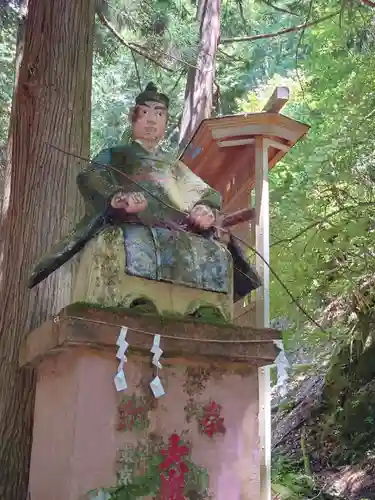 大嶽山那賀都神社の像