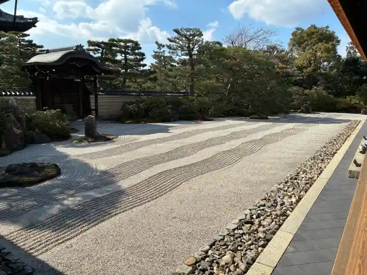 建仁寺(建仁禅寺)の{uncategorized: "未分類", other: "その他", undefined: "問題あり", building: "その他建物", grave: "お墓", sacred_gate: "鳥居", guardian: "狛犬", statue: "像", buddha: "仏像", history: "歴史", nature: "自然", garden: "庭園", animal: "動物", pagoda: "塔", temizu: "手水舎", mountain_gate: "山門・神門", sanctuary: "本殿・本堂", subordinate: "末社・摂社", art: "芸術", scenery: "景色", jizo: "地蔵", ema: "絵馬", goshuin: "御朱印", omikuji: "おみくじ", items: "授与品その他", amulet: "お守り", goshuincho: "御朱印帳", eats: "食事", festival: "お祭り", votive_dance: "神楽", shichigosan: "七五三参", wedding: "結婚式", experience: "体験その他", initially: "初詣", around: "周辺", anti_infection: "感染症対策"}