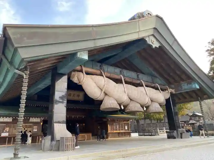 出雲大社神楽殿の{uncategorized: "未分類", other: "その他", undefined: "問題あり", building: "その他建物", grave: "お墓", sacred_gate: "鳥居", guardian: "狛犬", statue: "像", buddha: "仏像", history: "歴史", nature: "自然", garden: "庭園", animal: "動物", pagoda: "塔", temizu: "手水舎", mountain_gate: "山門・神門", sanctuary: "本殿・本堂", subordinate: "末社・摂社", art: "芸術", scenery: "景色", jizo: "地蔵", ema: "絵馬", goshuin: "御朱印", omikuji: "おみくじ", items: "授与品その他", amulet: "お守り", goshuincho: "御朱印帳", eats: "食事", festival: "お祭り", votive_dance: "神楽", shichigosan: "七五三参", wedding: "結婚式", experience: "体験その他", initially: "初詣", around: "周辺", anti_infection: "感染症対策"}