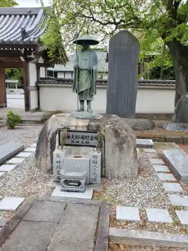 法音寺の像