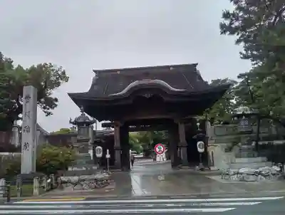 豊川閣　妙厳寺の山門・神門