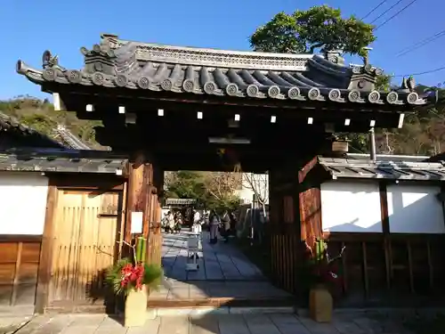 霊鑑寺門跡の山門