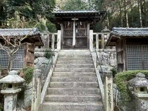 諏訪神社の{uncategorized: "未分類", other: "その他", undefined: "問題あり", building: "その他建物", grave: "お墓", sacred_gate: "鳥居", guardian: "狛犬", statue: "像", buddha: "仏像", history: "歴史", nature: "自然", garden: "庭園", animal: "動物", pagoda: "塔", temizu: "手水舎", mountain_gate: "山門・神門", sanctuary: "本殿・本堂", subordinate: "末社・摂社", art: "芸術", scenery: "景色", jizo: "地蔵", ema: "絵馬", goshuin: "御朱印", omikuji: "おみくじ", items: "授与品その他", amulet: "お守り", goshuincho: "御朱印帳", eats: "食事", festival: "お祭り", votive_dance: "神楽", shichigosan: "七五三参", wedding: "結婚式", experience: "体験その他", initially: "初詣", around: "周辺", anti_infection: "感染症対策"}